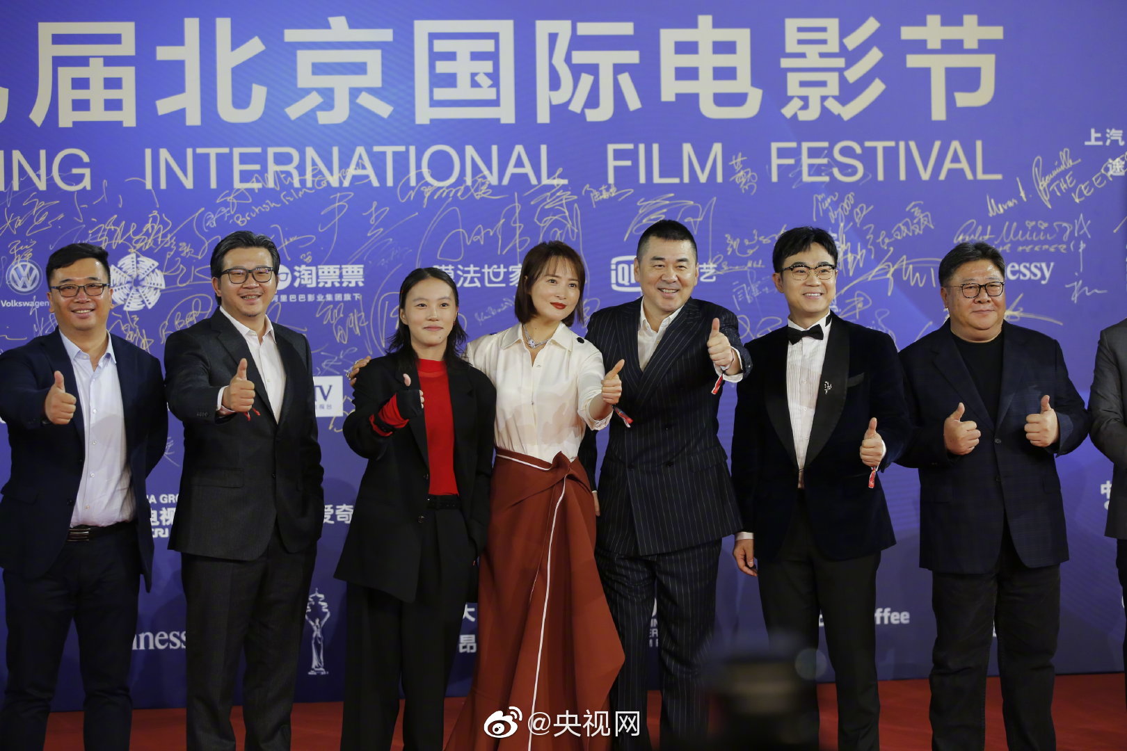 普通却自信是什么梗
