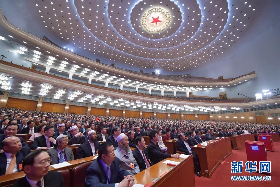 普通却自信是什么梗