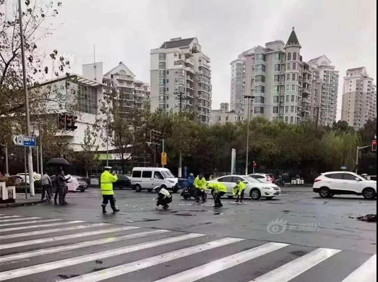 活着谁唱的